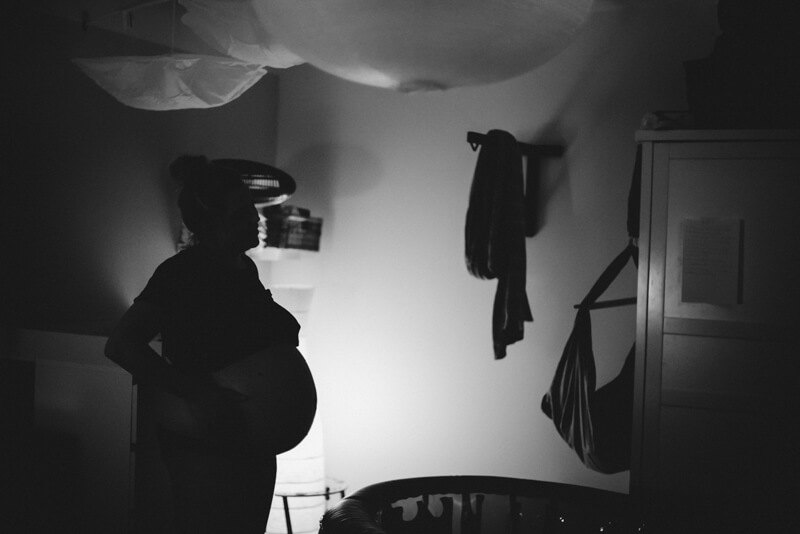 Schwarz weiß Foto Silhouette hochschwangere Frau geburtsfotografie
