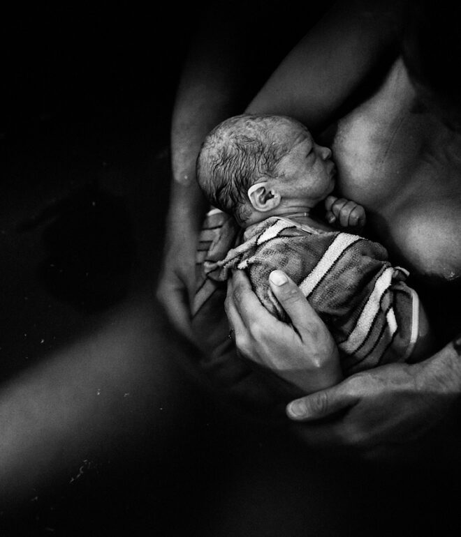 postpartum picture from a homebirth in Hamburg, black and white photography by danny merz