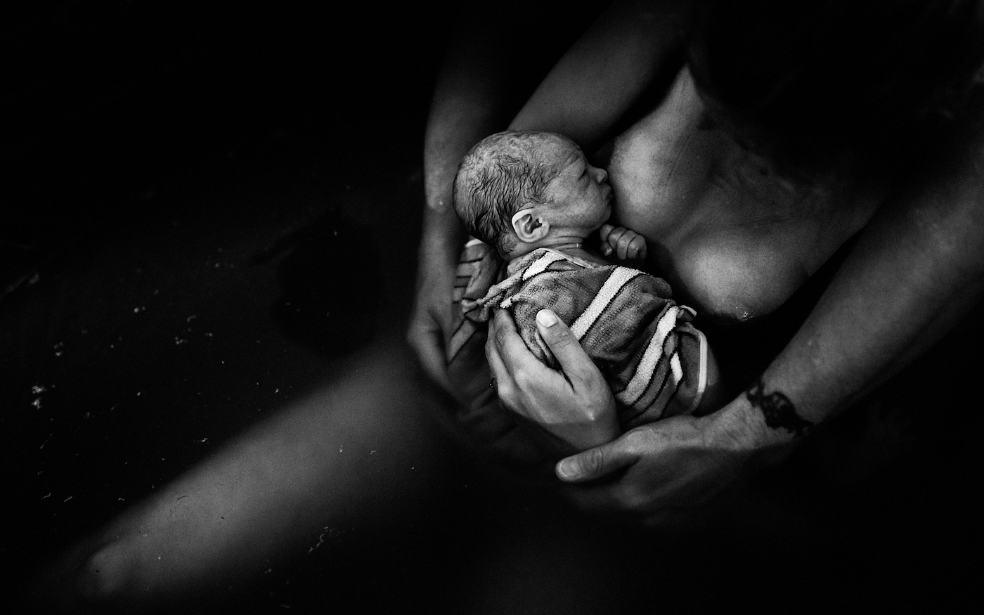 birth-and-childbed-photography-in-Hamburg postpartum picture from a homebirth in Hamburg, black and white photography by danny merz