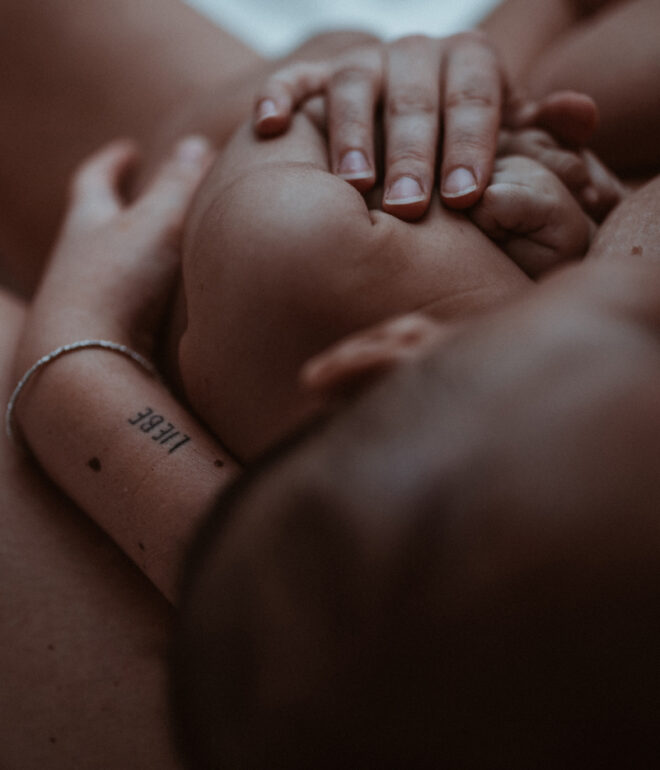 Natürliche Babyfotografie in Hamburg, skin to skin session
