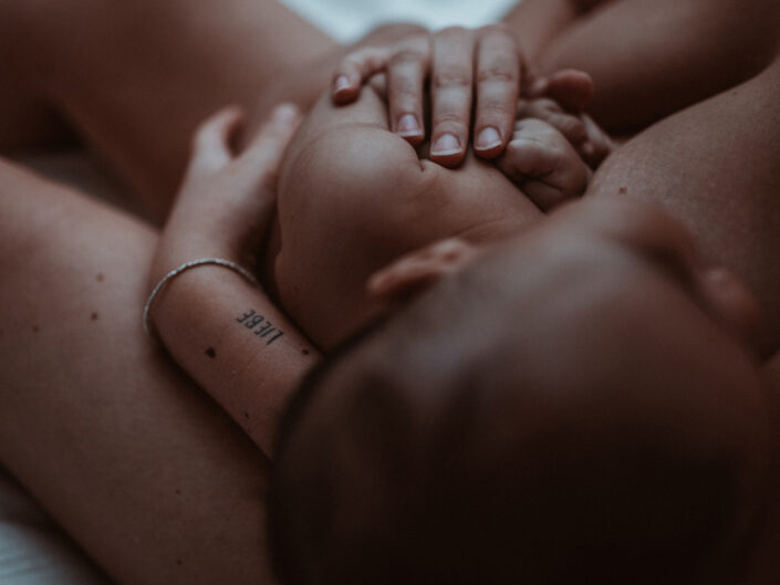 Natürliche Babyfotografie in Hamburg, skin to skin session