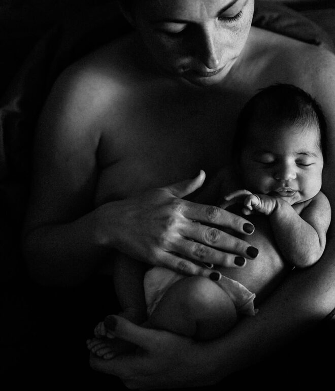 Mutter & Neugeborenes im Wochenbett, schwarz-weiß Fotografie, Wochenbett Fotografie Hamburg
