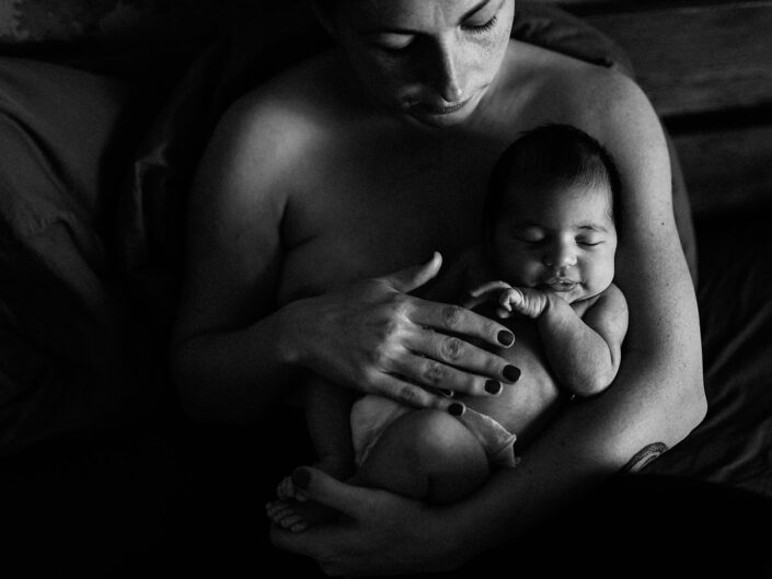 Mutter & Neugeborenes im Wochenbett, schwarz-weiß Fotografie, Wochenbett Fotografie Hamburg